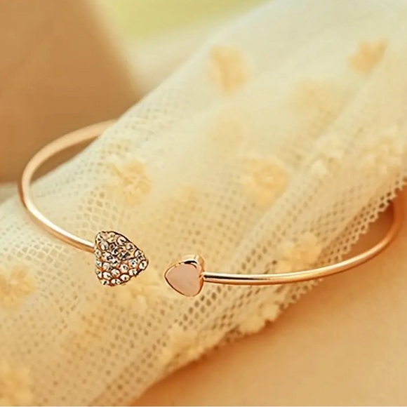 New Bracelet Elegant Vintage Love Heart Bangle - Picture 3 of 5